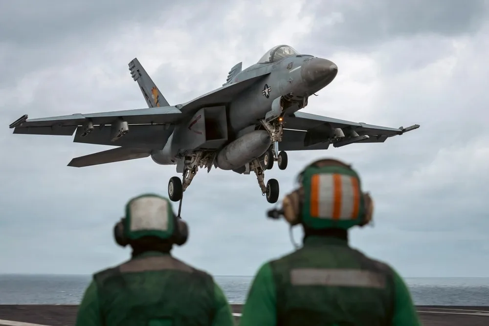 Paraguassu FM 87.9 — Caça de guerra F-18 aterrissa no deque do porta-aviões americano USS Gerald Ford em exercício de voo em outubro de 2025. Brianna Barnett/Marinha dos Estados Unidos Dois caças de guerra F-18 da Marinha dos Estados Unidos sobrevoaram o Golfo da Venezuela na terça-feira (9), em um novo capítulo da escalada militar movida pelo governo Trump [&hellip;]